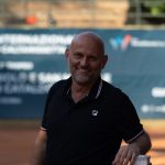 Gianluca Moscarella si racconta a bordo campo: la solitudine del “Gold Badge”, il dovere di sbagliare per diventare grandi, il ricordo di Federer a Wimbledon e la magia inaspettata della terra rossa di Caltanissetta.