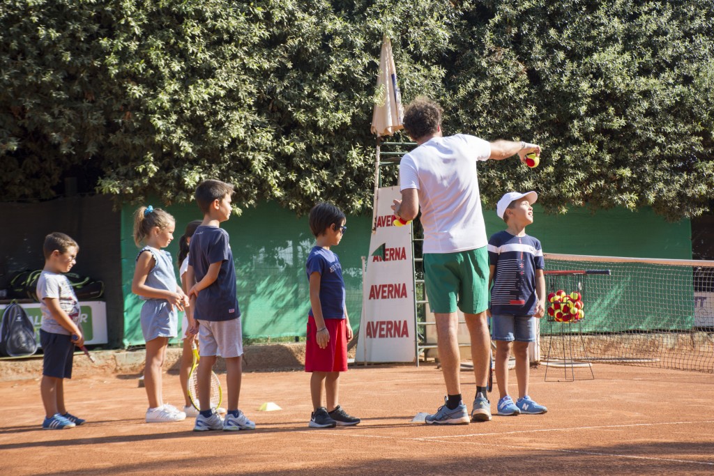 Scuola di tennis per ragazzi e corsi di tennis per adulti, individuali e di gruppo