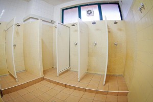 Le cabine doccia del Tennis Club di Caltanissetta all'interno dello spogliatoio maschile