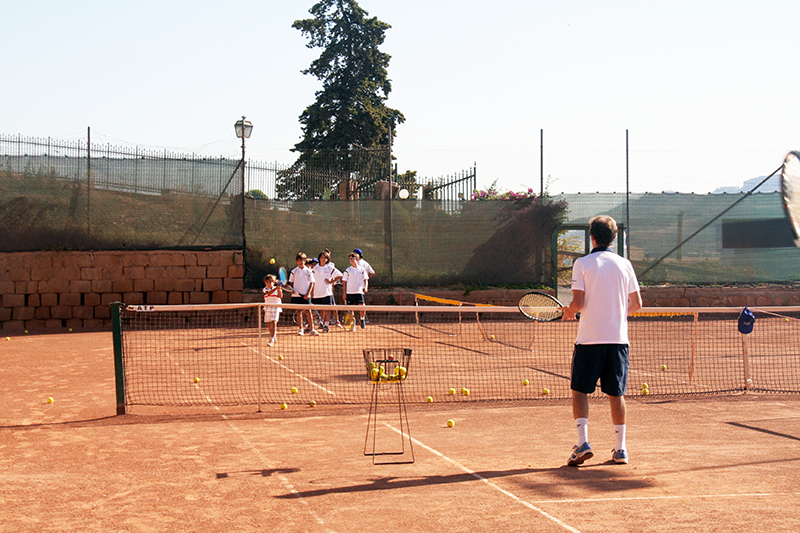 I maestri di tennis effettuano corsi di gruppo