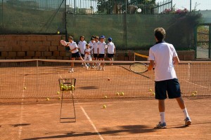 Scuola di tennis per ragazzi e corsi di tennis per adulti individuali e di gruppo