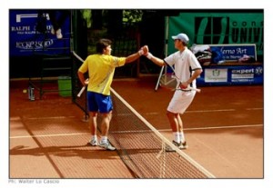 Stretta di mano tra i giocatori che hanno partecipato al Uno dei giocatori del Torneo Internazionale di Tennis Future 2008