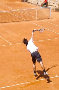 Tennista durante una partita di tennis presso il circolo di Caltanissetta